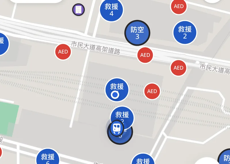 地圖同時顯示防空避難所、AED 與救援設施的標記